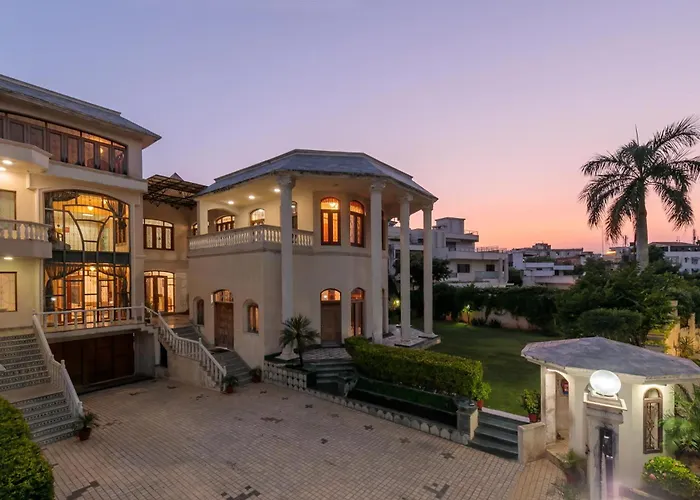 Stayvista's Krishnalaya Mansion: Luxurious Retreat with Indoor Pool & Leisure Amenities Jaipur